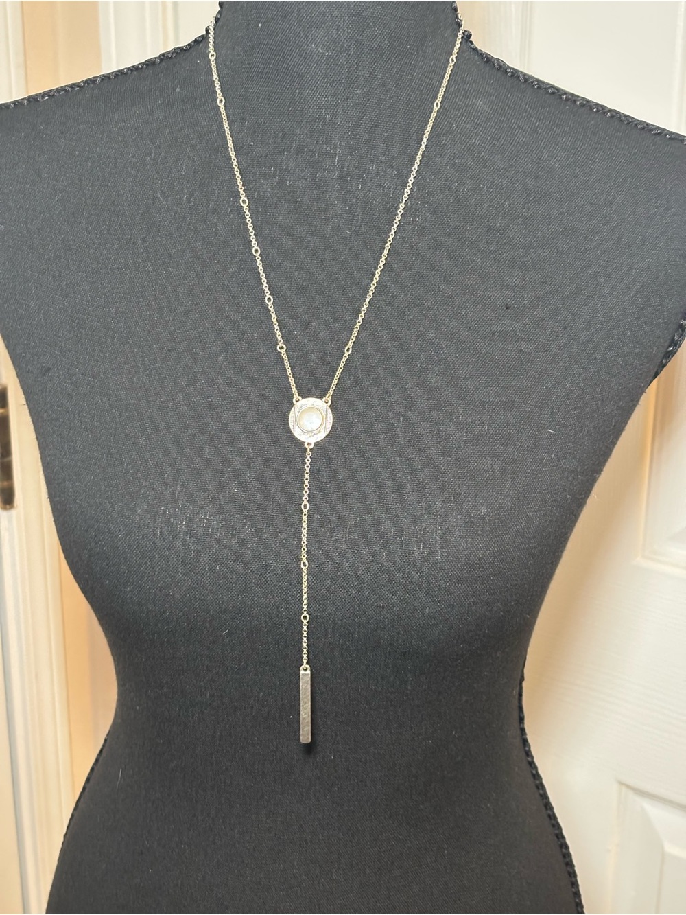 Lucky Brand Delicate Silver Lariat Necklace w/Circular Mother of PearlPendant